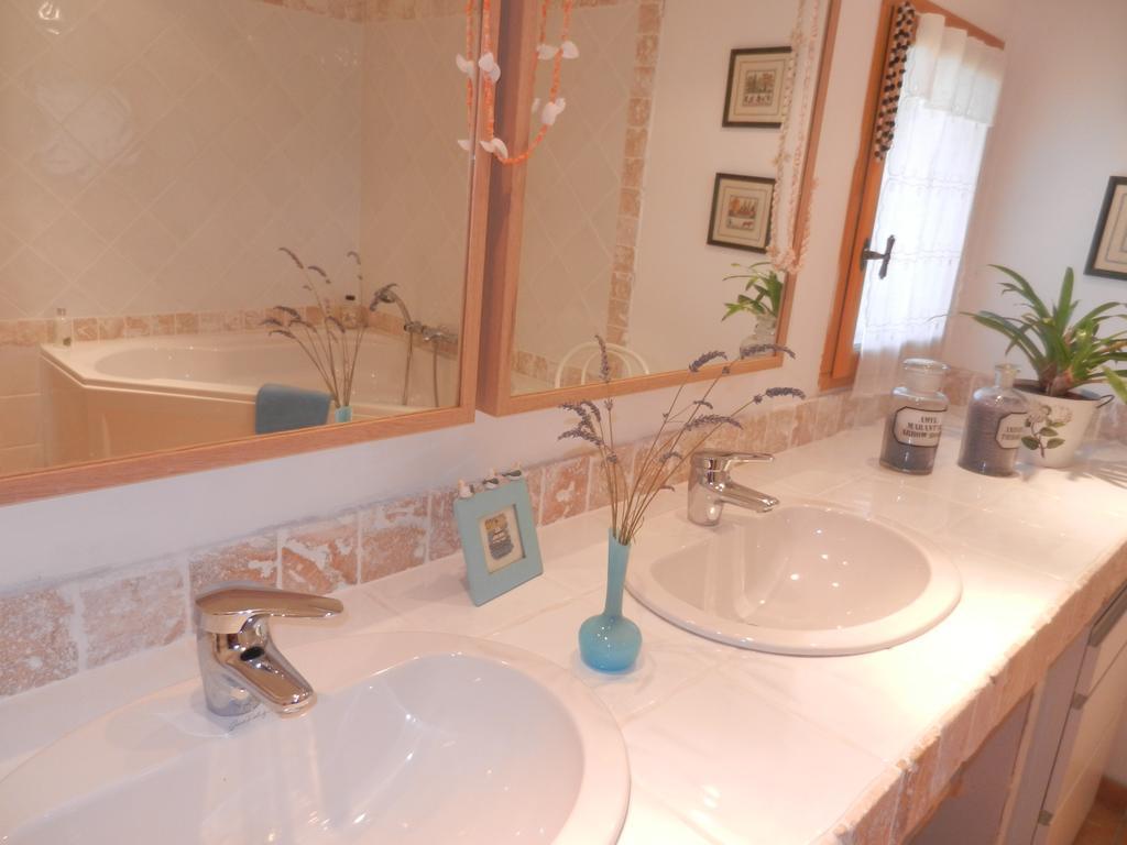 La Feniere Aux Hirondelles Bed & Breakfast Orange  Cameră foto